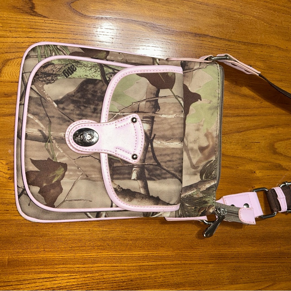 Bass Pro Shops Camo Crossbody Bag with Pink Trim - Picture 1 of 15